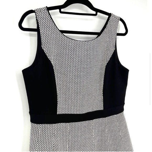 WHBM 🆕 Sleeveless Black And White Pieced Fit And Flare Dress. Size 14. - Picture 4 of 9